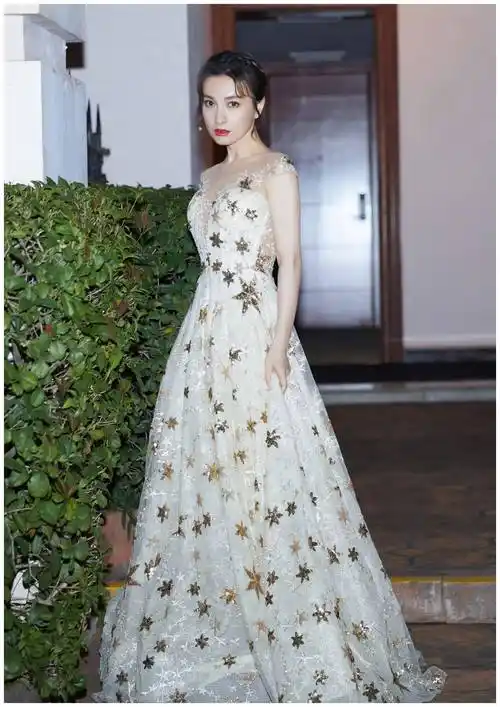 吴昕嗨爆夜完美逆袭,连换3套礼裙美成全场焦点,终于高调美一回_礼服