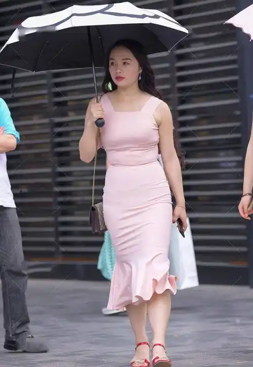 原创粉色修身连衣裙搭配红色高跟鞋高贵冷艳从容优雅