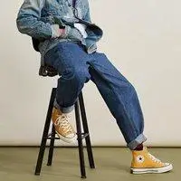 穿着高帮帆布鞋的女生头像点击鼠标右键下载