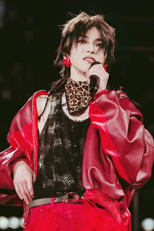 华晨宇 红色婚纱##2023华晨宇火星演唱会