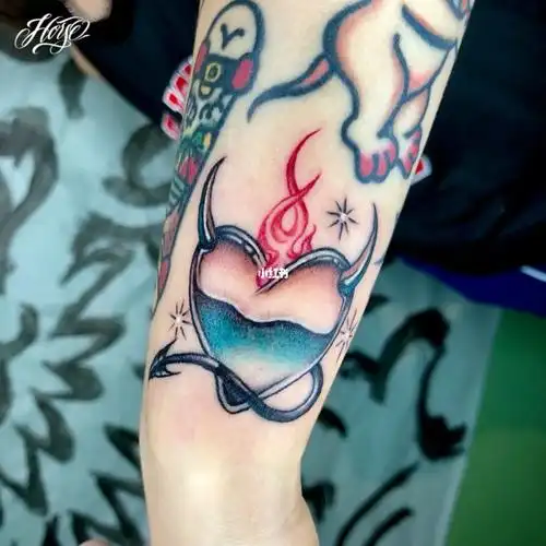 纹身爱心小恶魔