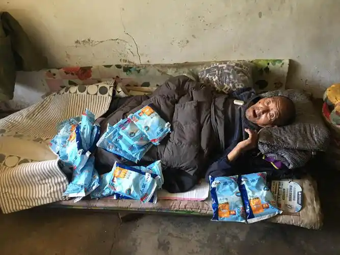 给瘫痪在床的孤寡老人们,发放成人纸尿裤.