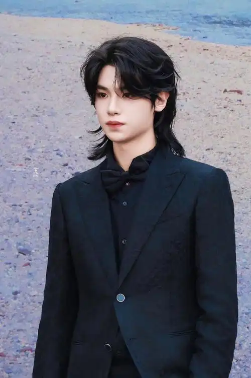 黄明昊长发狼尾造型