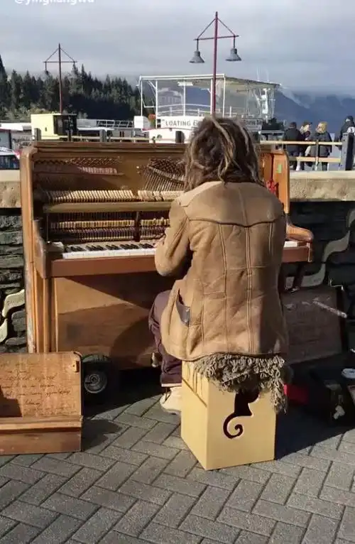 面朝大海弹钢琴,看这背影是个有故事的人