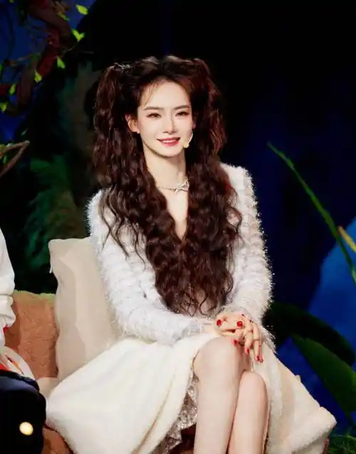 戚薇羊毛卷双马尾元气俏丽 穿v领毛绒裙甜辣十足_笑容_造型_整体