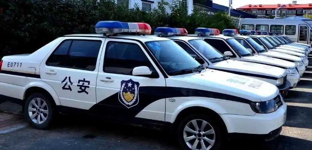 其实我们生活中遇到的所有警车都会在车头涂上"警"字,这是对所用警车