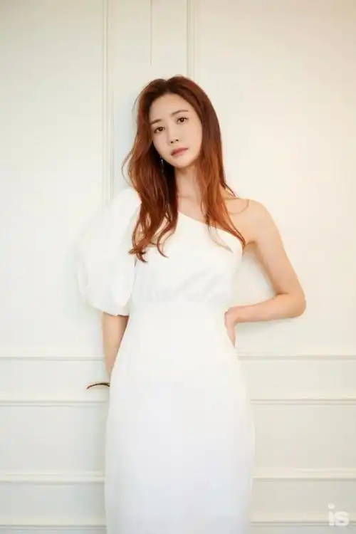 韩国女艺人李多海最新杂志写真黑白双色风格