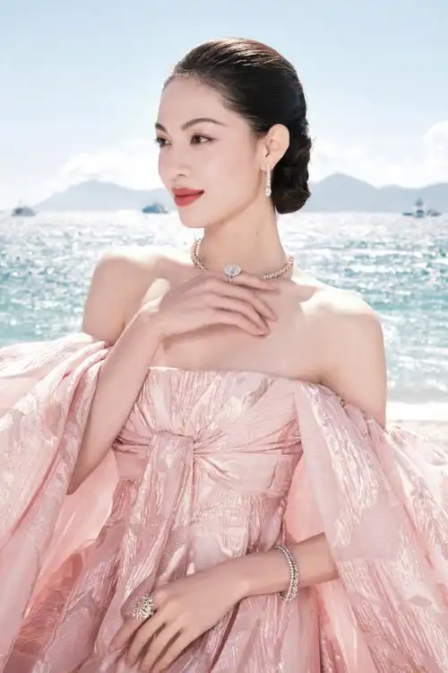 戛纳电影节##钟楚曦戛纳的妆是自己化的##戛纳明星造型