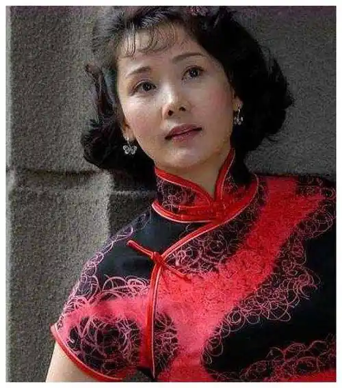 风韵犹存的女星,我只服这4位,穿衣高雅大方,贵气显著_气质_潘虹_李颖