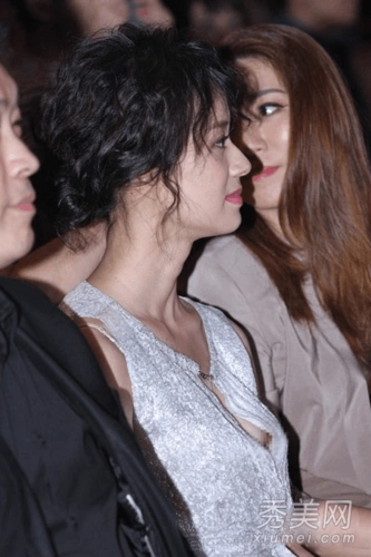 女星胸部太大玩走光 靠胸上位真无聊