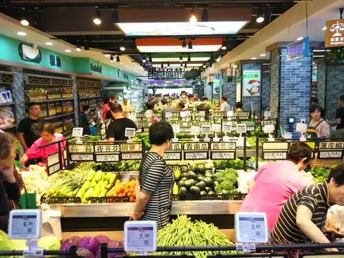 市场商品出样陈列整齐有序,挑选商品快捷方便,一目了然,为顾客提供