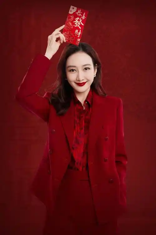 王鸥分享大年初五迎财神新年写真红西装造型吸睛