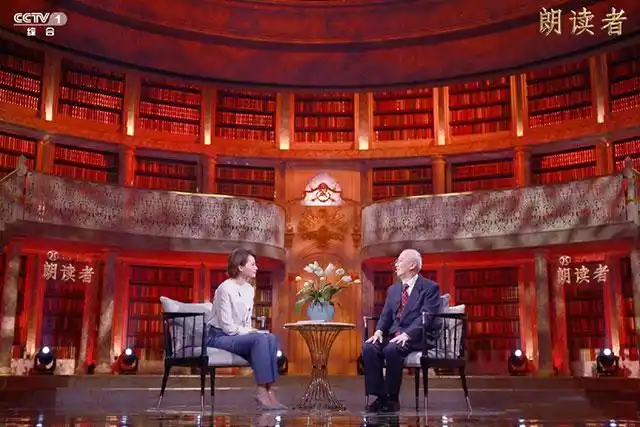 按照节目内容要求舞台空间分为两个区域:中心舞台与采访间.