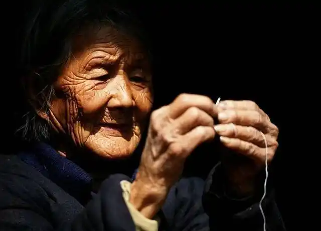 古人为慈母所作的八首名诗,一位出家人的诗令人潸然泪下