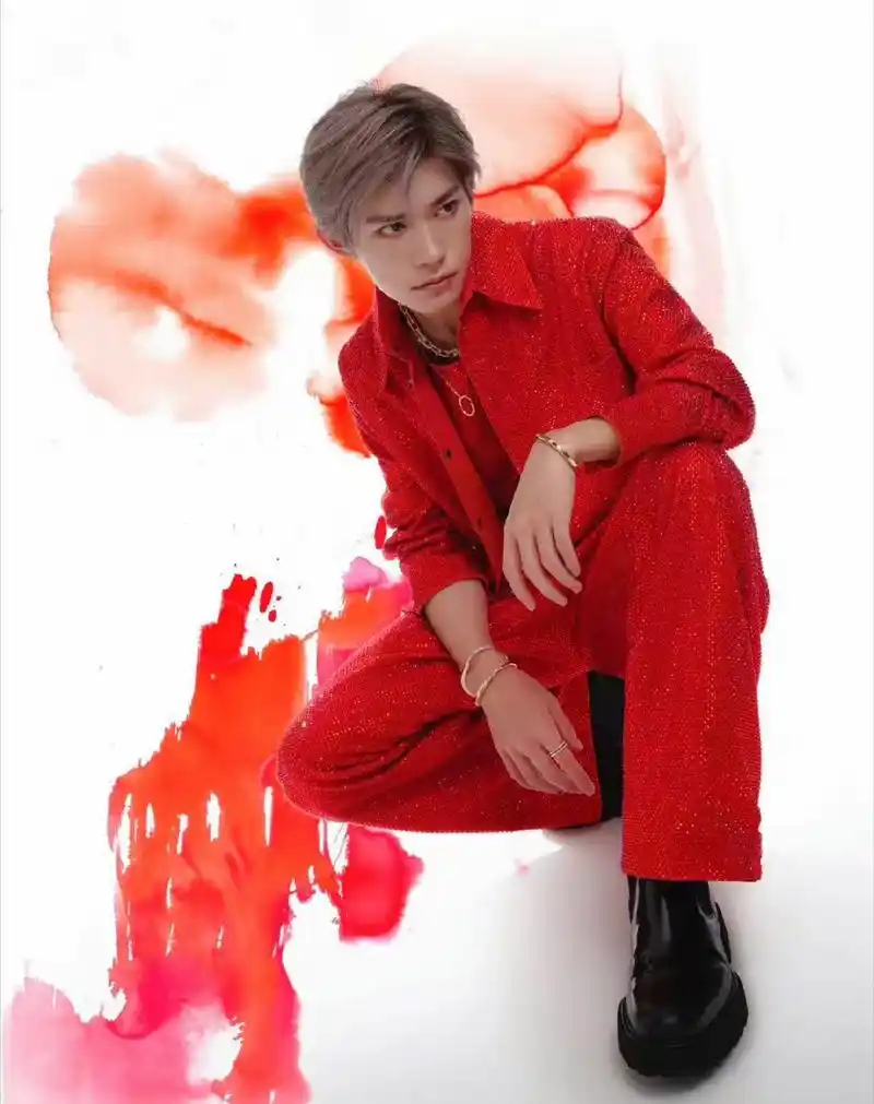 易烊千玺红色亮片外套太闪了,一路长虹 #tfboys王俊凯王源易烊千玺