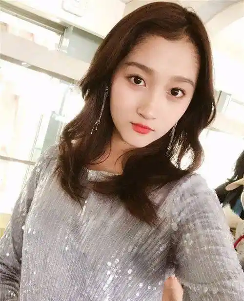 关晓彤看到这张像30来岁的照片是否会有想删除的冲动