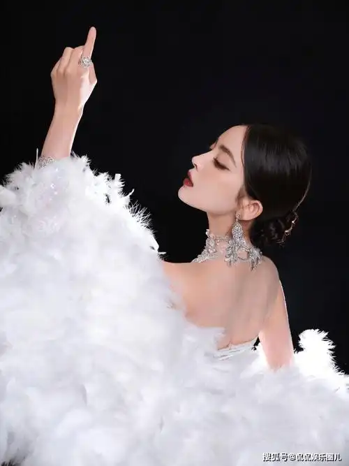 古力娜扎vogue红毯秀,透视礼服裙太性感了!_演技_演艺_时尚