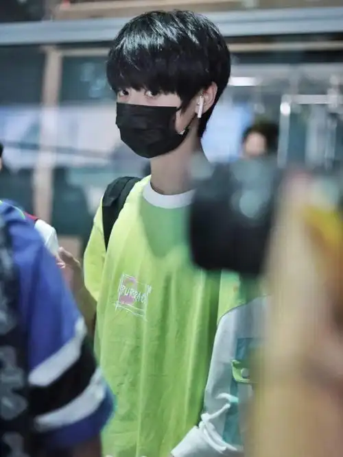 朱志鑫机场私服