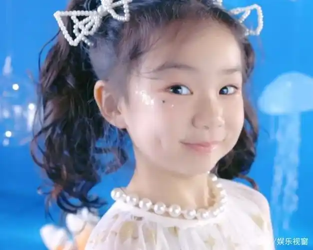 戚薇带5岁女儿工作,lucky面对镜头表现力十足,小酒窝太抢镜了