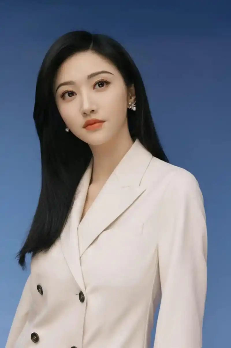 景甜乳白色西服套装搭配披肩秀发,端庄大方,优雅知性