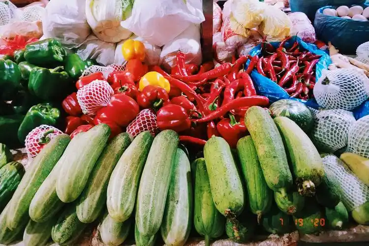 绿黄瓜红辣椒我能说我眼里的夏天就是菜市场里五颜六色的蔬菜鲜果么