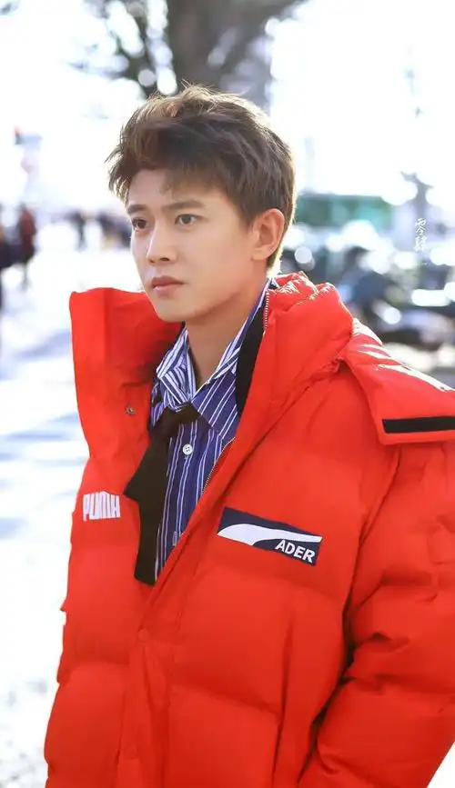 240105 任嘉伦机场造型获赞,粉丝热议青春潮流风!