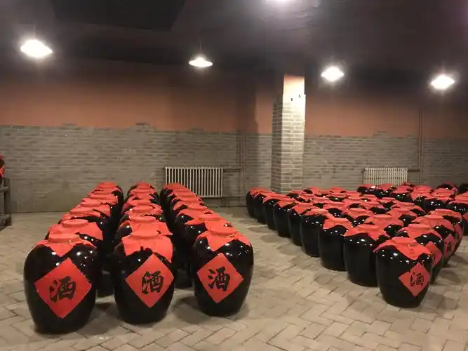 酒香不怕巷深,前面就是司马小烧了,走进酿酒的作坊,扑鼻的酒香,我这个