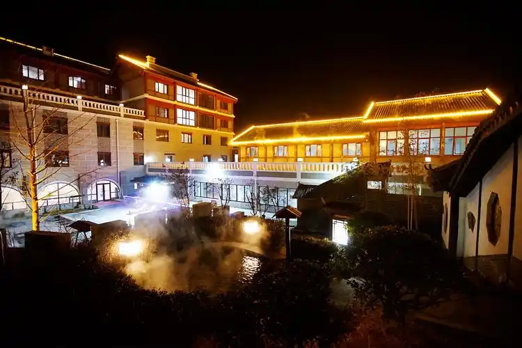 环境好水温高 昔日帝王之选的遵化汤泉 今日你会约着谁同去泡汤?