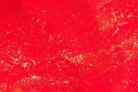 红纸金红纸背景上的金色闪光.圣诞节或情人节背景.平铺照片