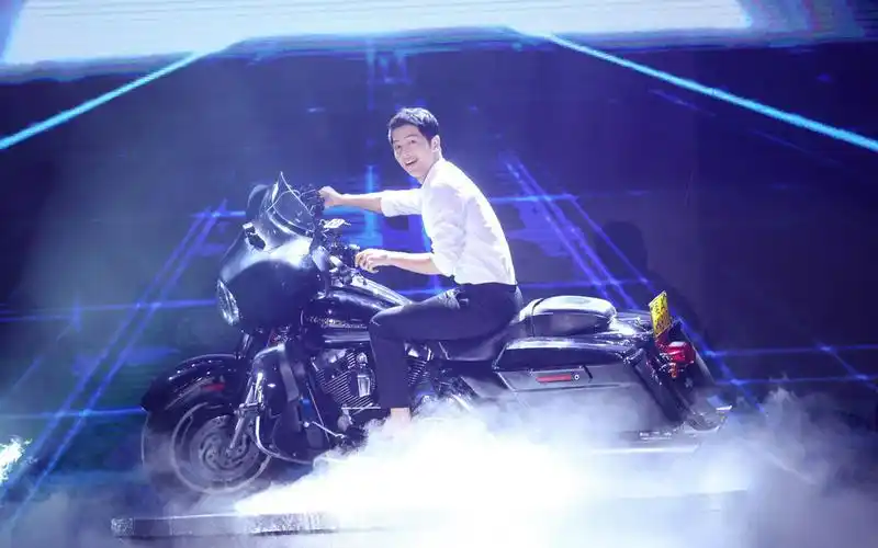 宋仲基快乐大本营白衬衫帅气图片桌面壁纸