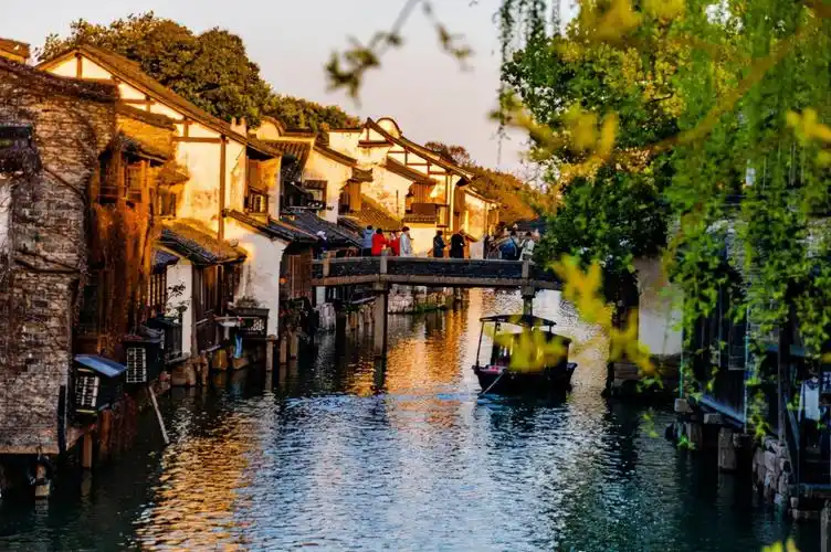 这座古镇有6000年历史,随处可见的小桥流水,乌镇不愧是江南no.1