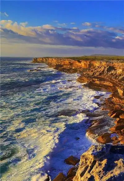 唯美开阔的海边海岸线风景图片