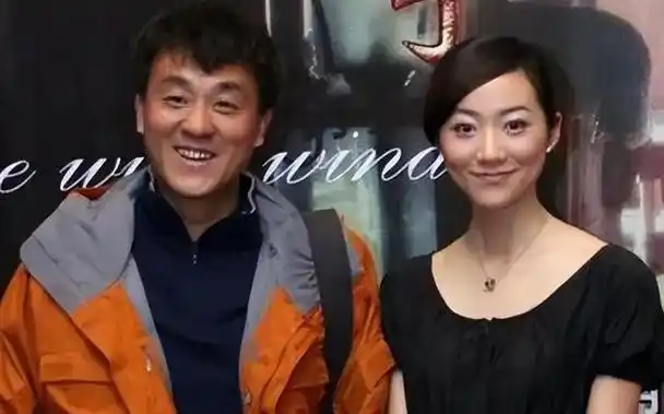 演员何冰为何结婚几十年0绯闻看看妻子是谁就知道了