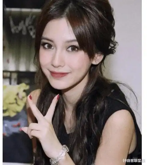 angelababy刚出道时照片首曝光没有找到自我每张看着都像别人