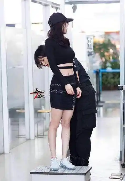 杨幂露脐装现身机场遭网友吐槽:腿有点弯,肚子肉肉的_时尚_明星_感觉