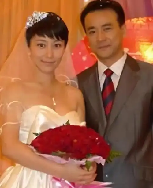 回顾演员罗钢娶小23岁郝蕾陪娇妻战胜遗传病48岁老来得子