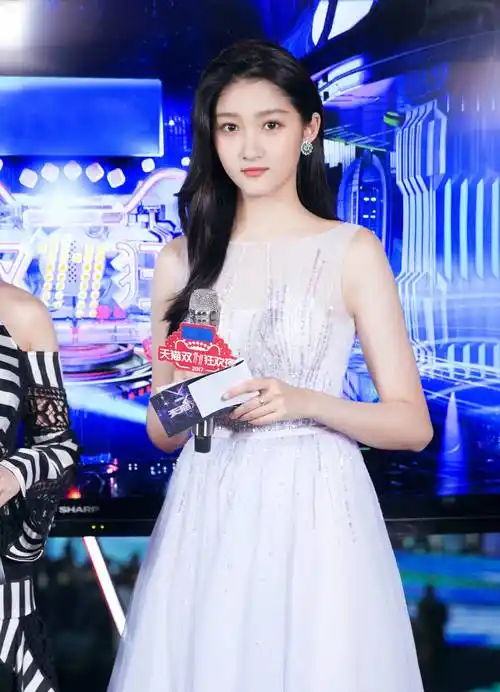 双十一天猫晚会关晓彤一席白裙主持,鹿晗选她不是没理由的!