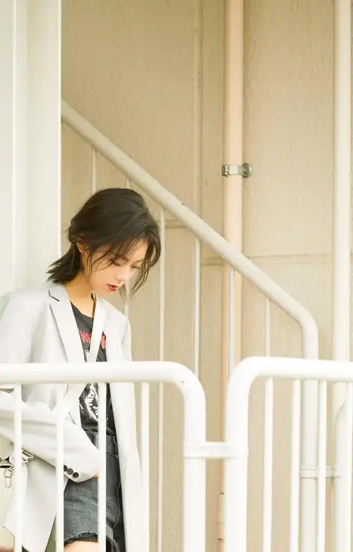 赵今麦《潮流合伙人》男友风穿搭 银灰西装随性