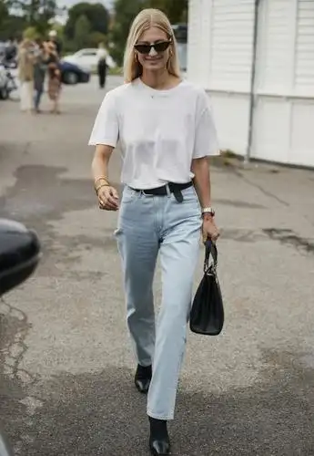 建议用纯白色的t恤来搭配自己,纯白色的t恤上面没有多余的颜色和图案