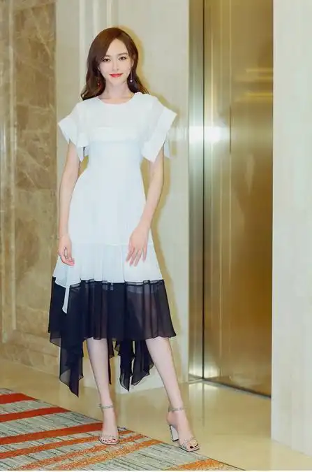 唐嫣现身机场太辣眼!外套穿的像瓷砖,网友:跟罗晋越来越不配了