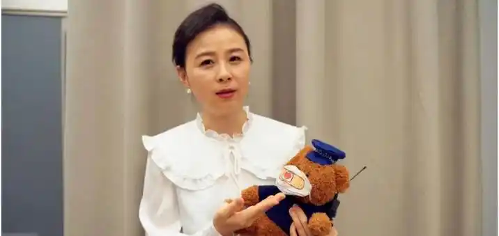 周瑾的双重身份:东方卫视主持人和两个孩子的母亲