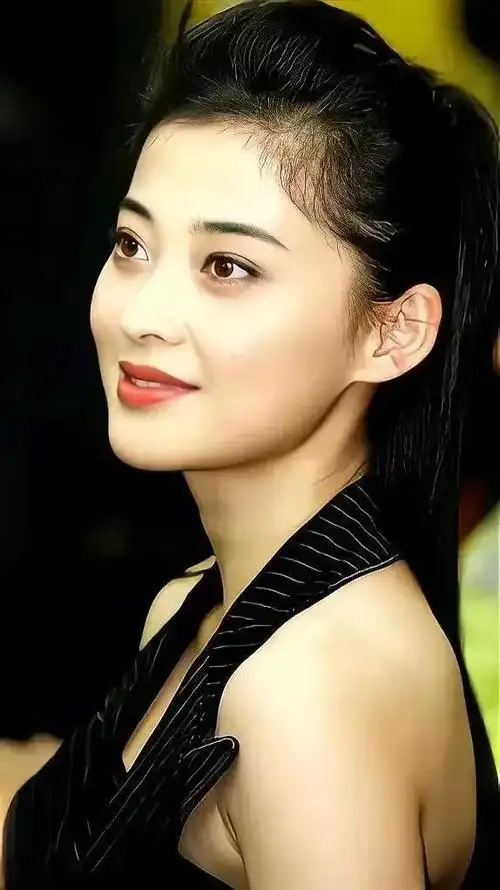 回顾梅婷:结婚6年,花400万养不熟一个"白眼狼",二婚嫁大11岁丈夫