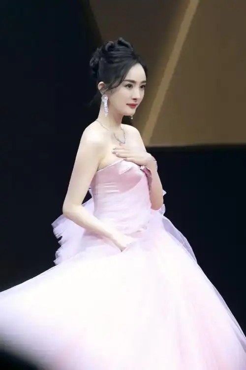 杨幂斛珠夫人#想不到我也有2020年星光大赏的红毯图吧,美女说1万挝