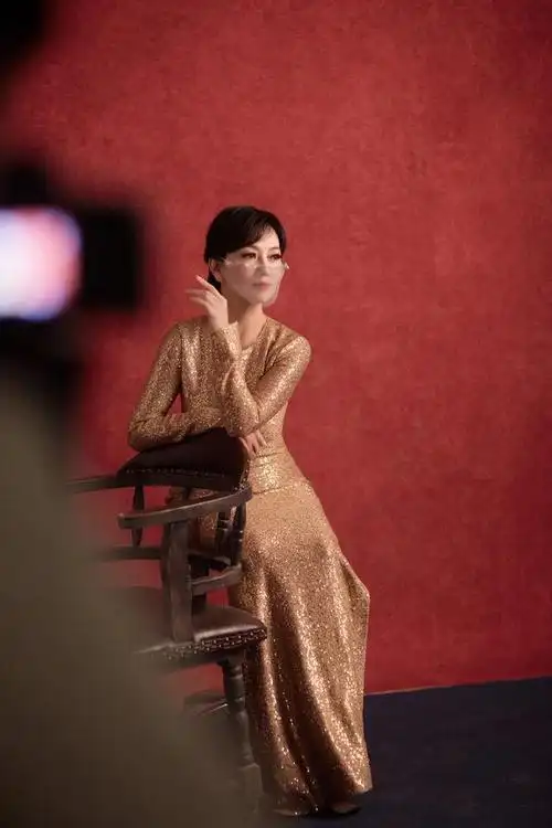 67岁赵雅芝穿着礼服裙开叉腰至臀,细长的蝴蝶背更是像27岁的模样