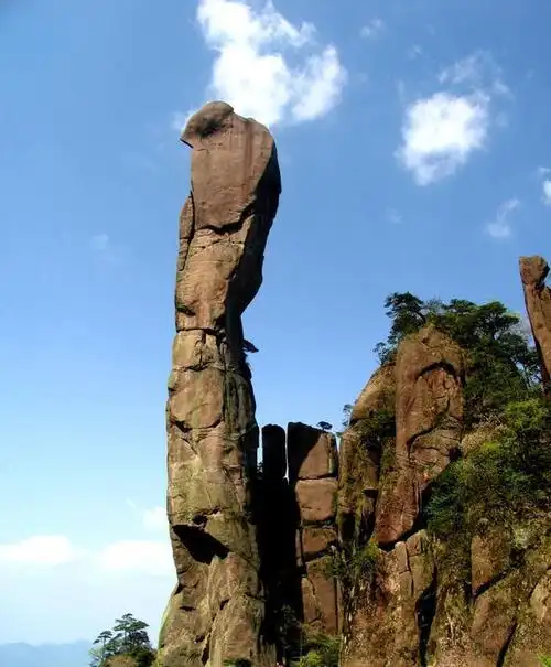 三驴友努力登顶超险峻山峰,等待他们的却是法院的起诉!