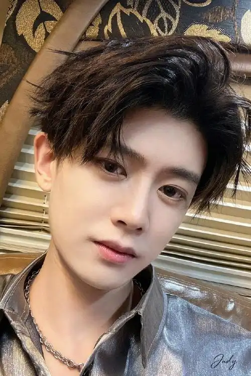 任嘉伦超话如此嚣张的卡大头怼脸自拍,有几个人敢,还能这么好看看的我