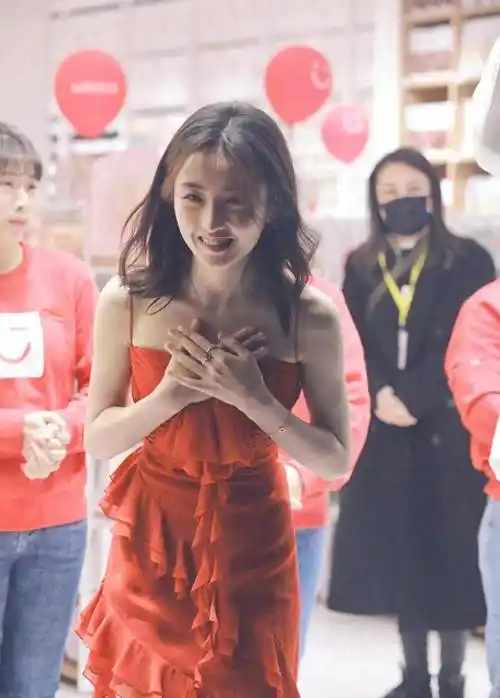 张子枫之前的肩部线条并不完美,还有斜方肌和背部厚度的问题,但现在