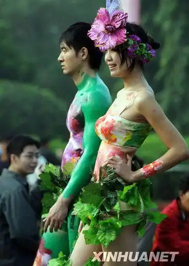 组图:人体彩绘扮靓花卉博览会