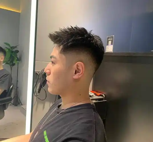 适合20岁以上男生的发型,硬朗有型,剪完帅气有气质_刘海_头发_造型