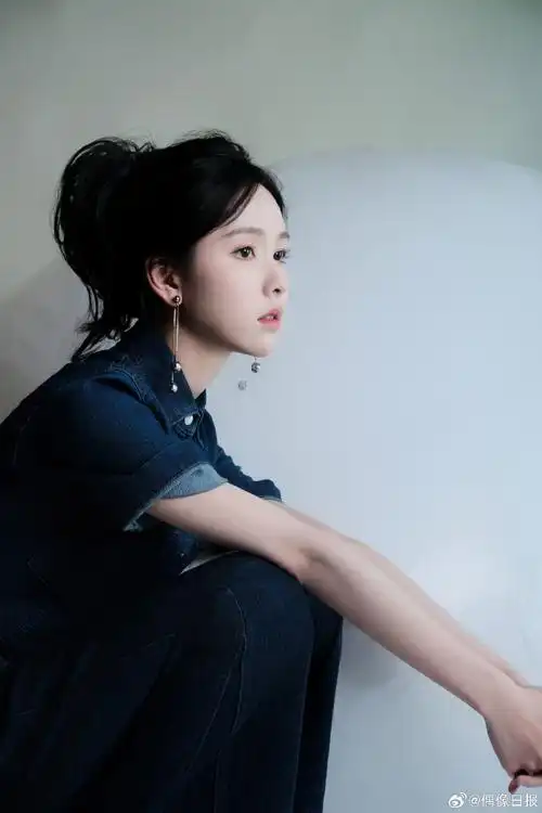 陈都灵蓝牛仔套装##陈都灵春日高智妆